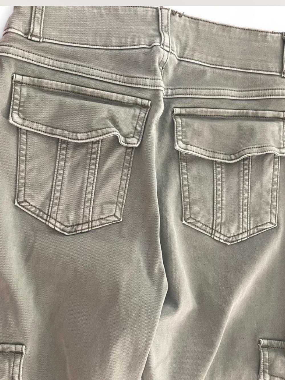 SPANX Stretch Twill Ankle
Cargo Pants/ Jeans Soft Sage
Green 
Size Small